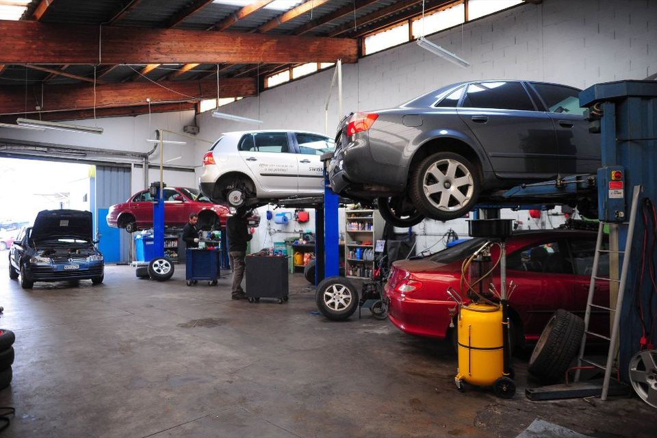 L'atelier du garage GDAB à Renens, véhicules sur ponts élévateurs