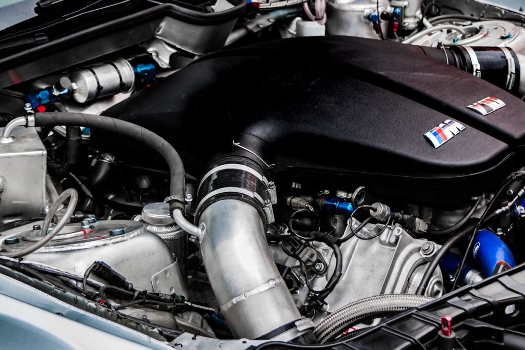 Compartiment moteur d'une voiture